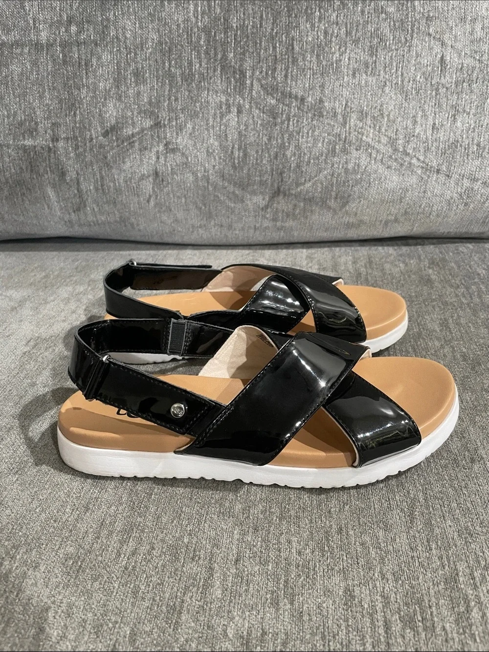 UGG Kids Klara Sandals Black Patent Leather Size 6